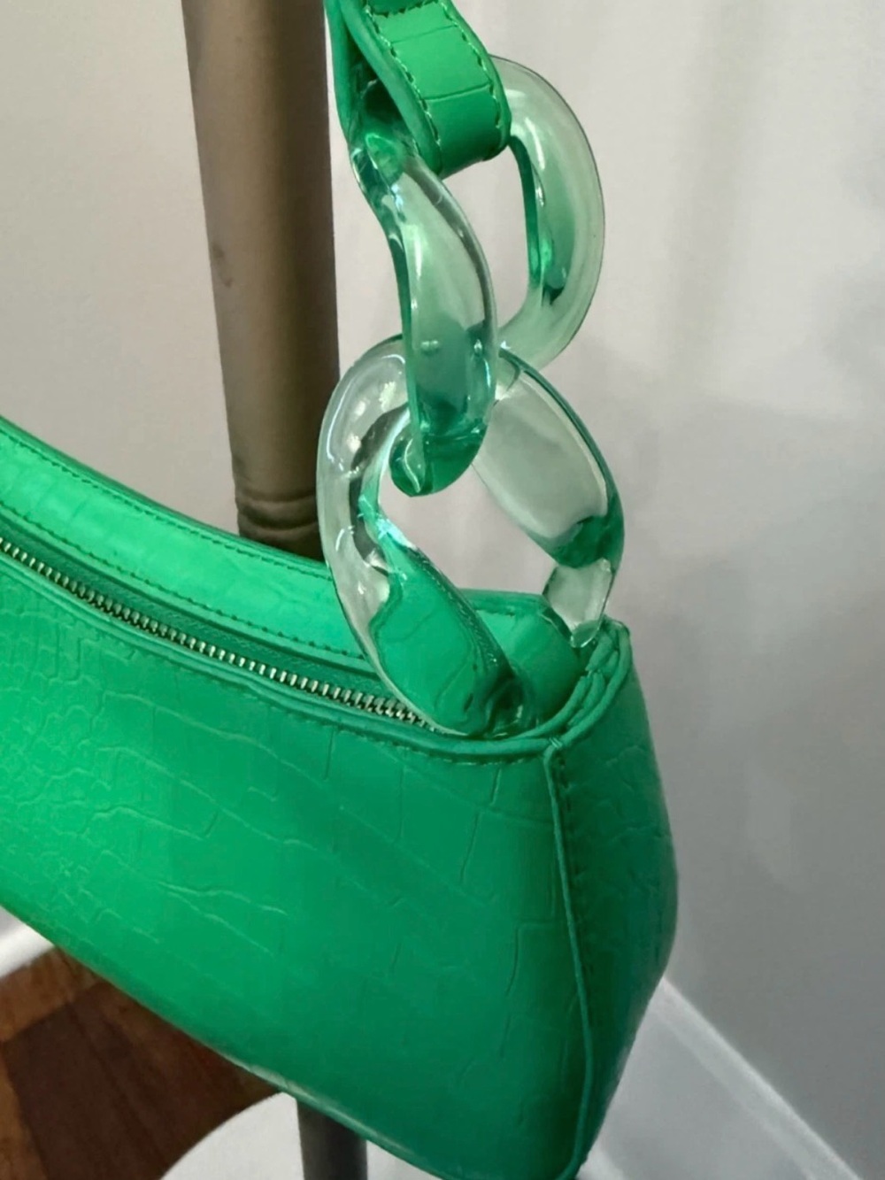 Croc-Embossed Green Shoulder Bag with Sculpted Chain Accent - Picture 3 of 12